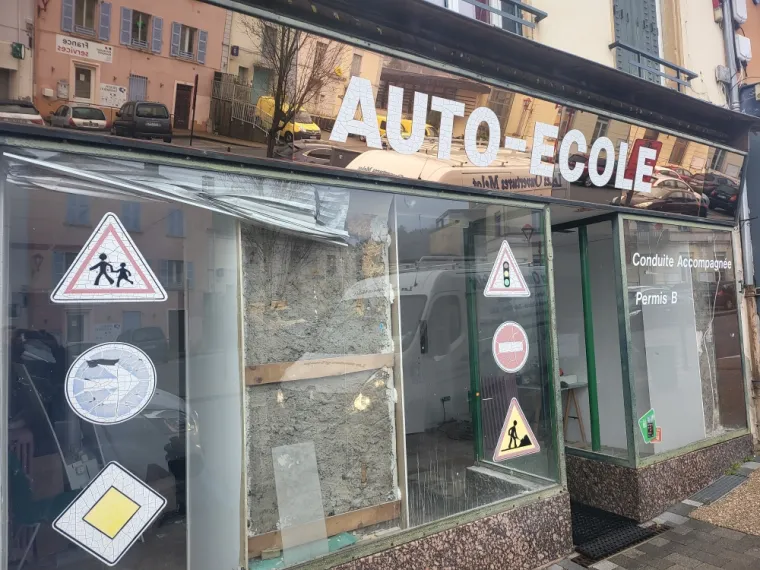 Remplacement vitrine de magasin à COURS LA VILLE