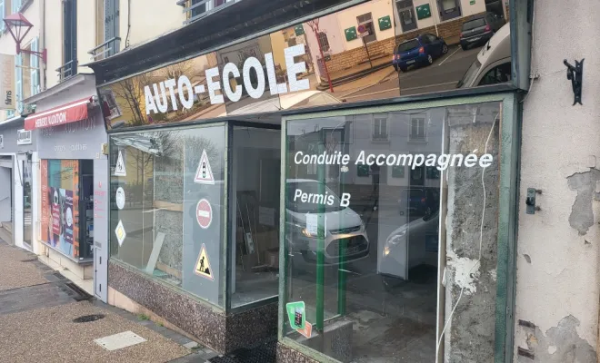 Remplacement vitrine de magasin à COURS LA VILLE