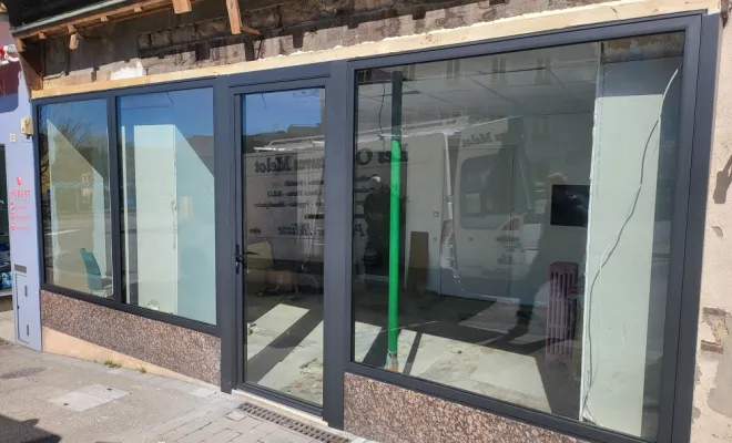 Remplacement vitrine de magasin à COURS LA VILLE
