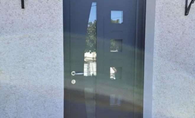 Rénovation d'une porte d'entrée en aluminium à VOUGY
